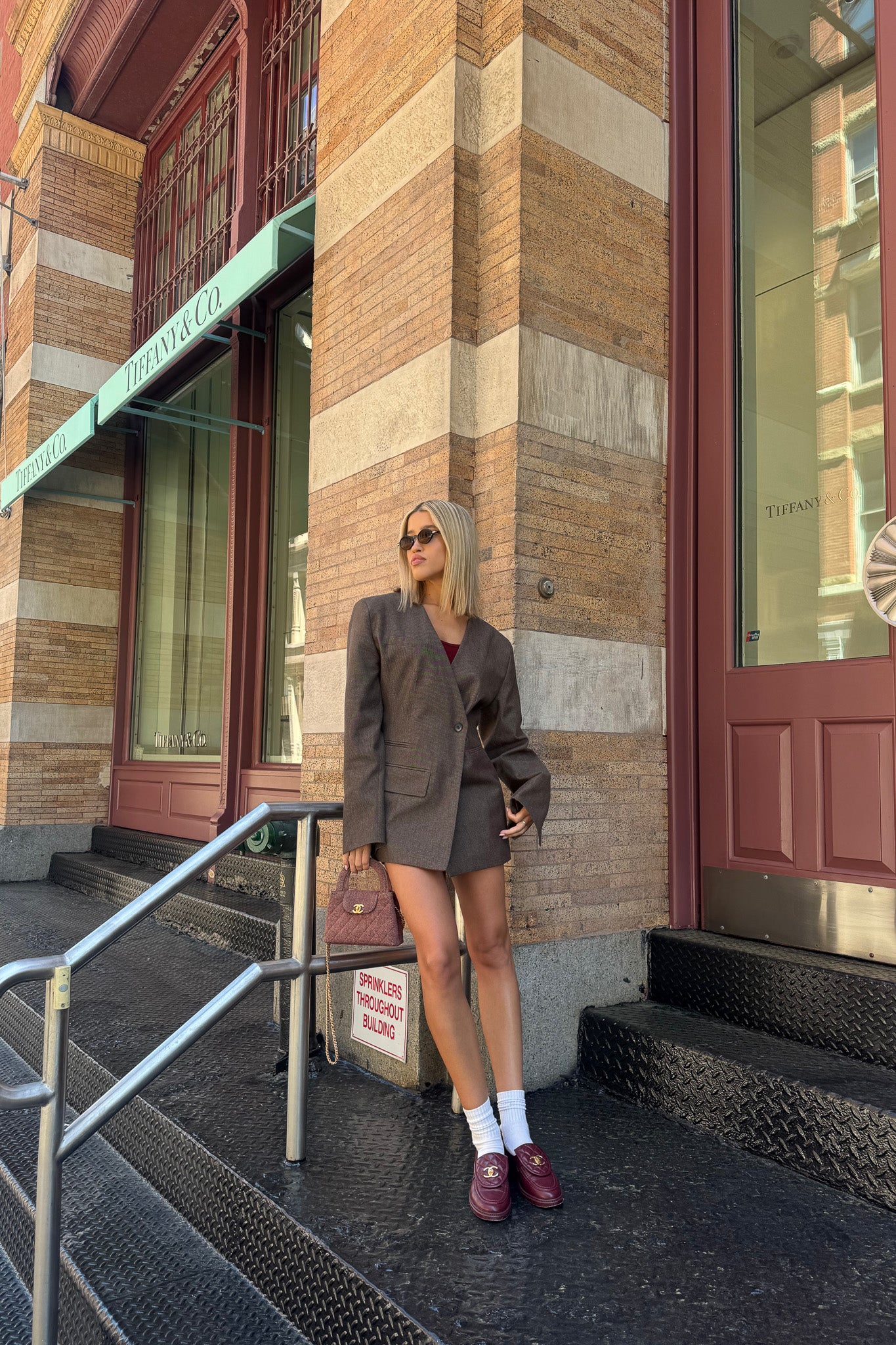 Къса дамска пола и деконструирано дамско сако с двоб отпред от дънкова плат от teadore