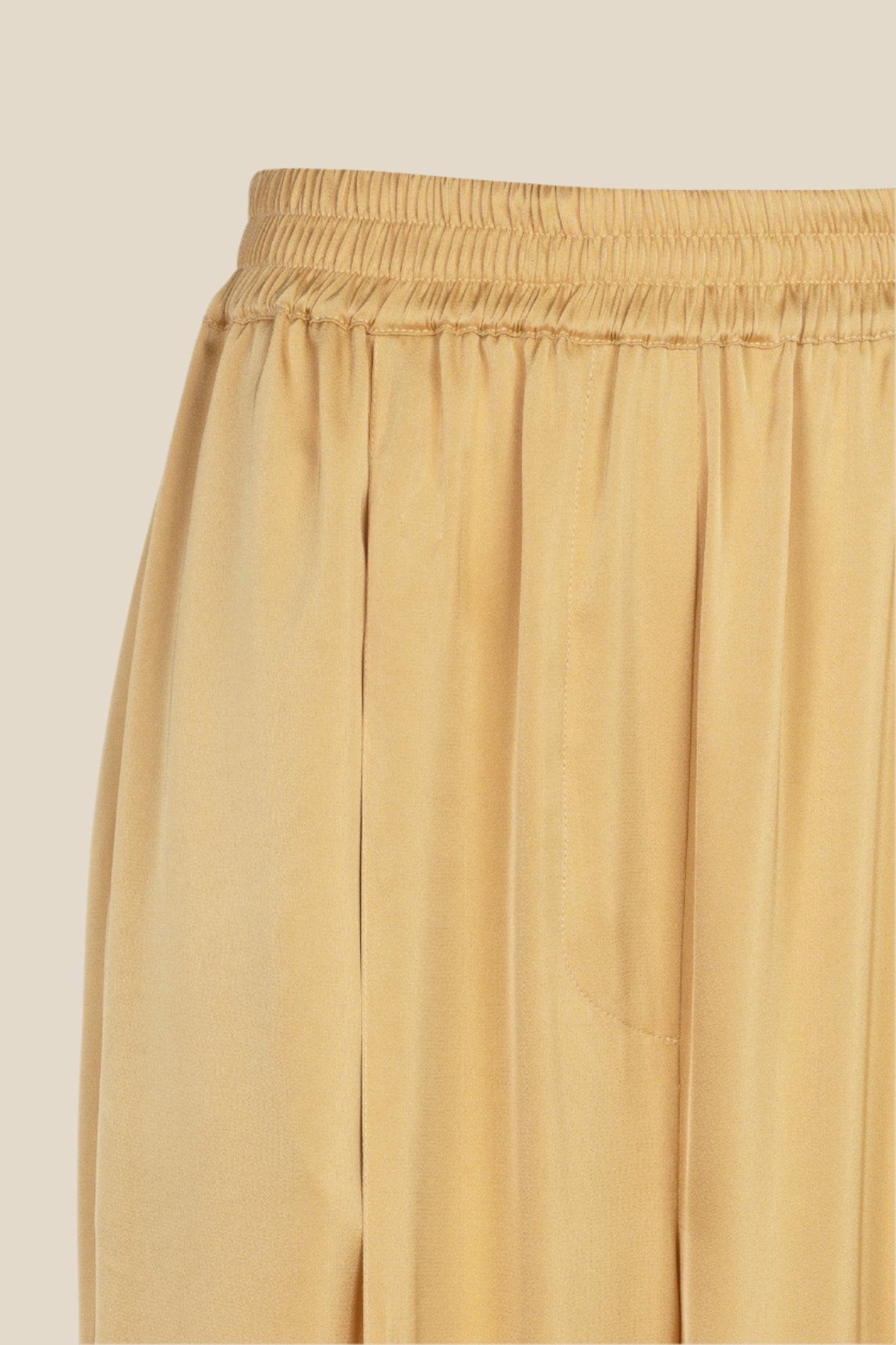 Дамска сатенена парти пижама - риза и дълъг панталон в златен цвят с бял кант  от теадоре