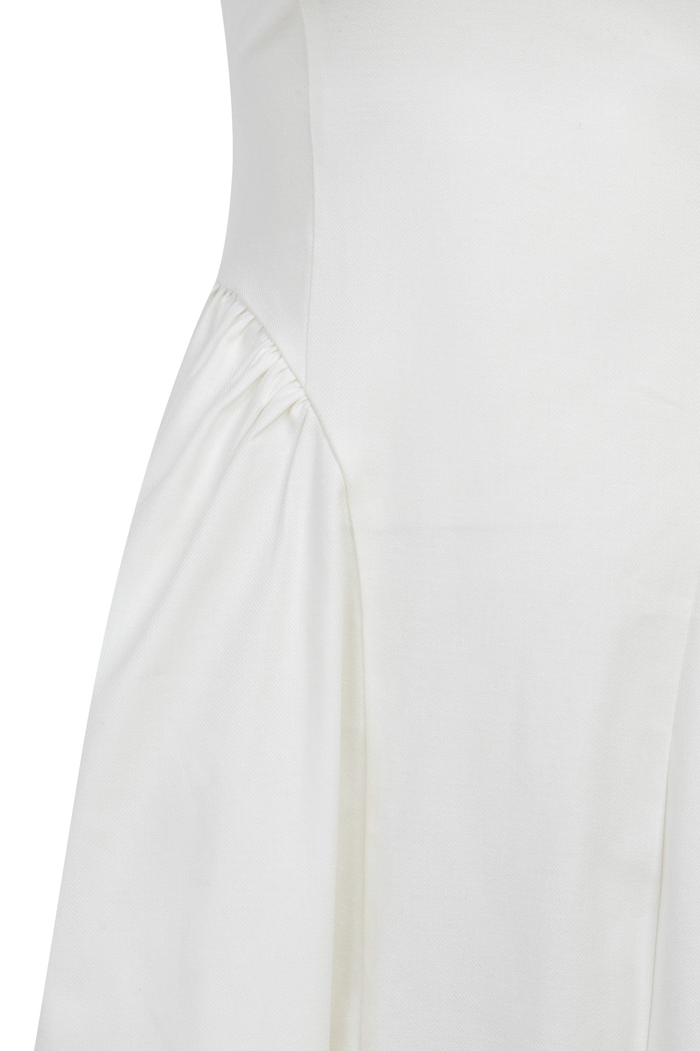 Елегантна дамска бял адълга рокля с набори отстрани от българския моден бранд teadore