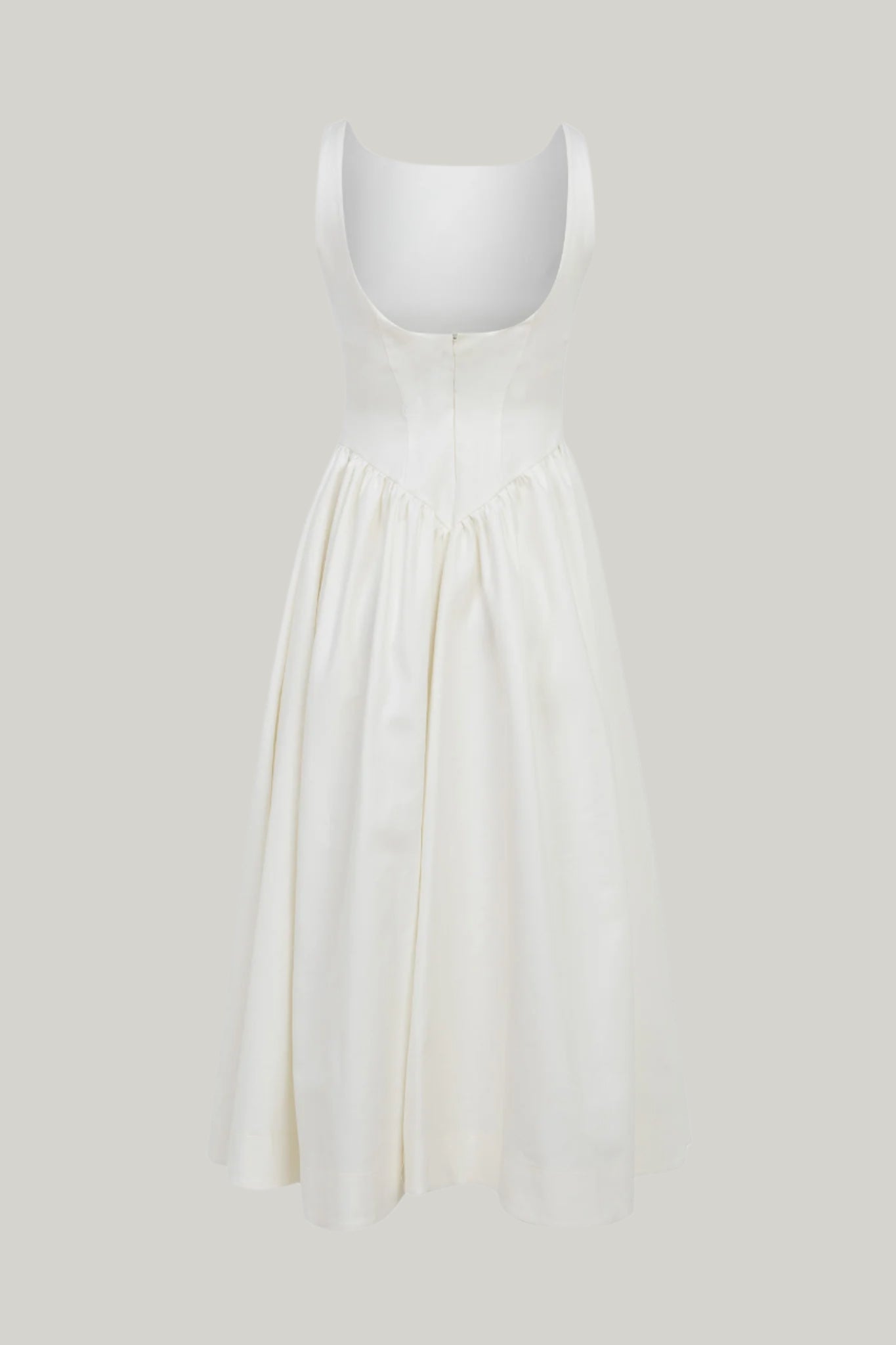 Елегантна дамска бял адълга рокля с набори отстрани от българския моден бранд teadore