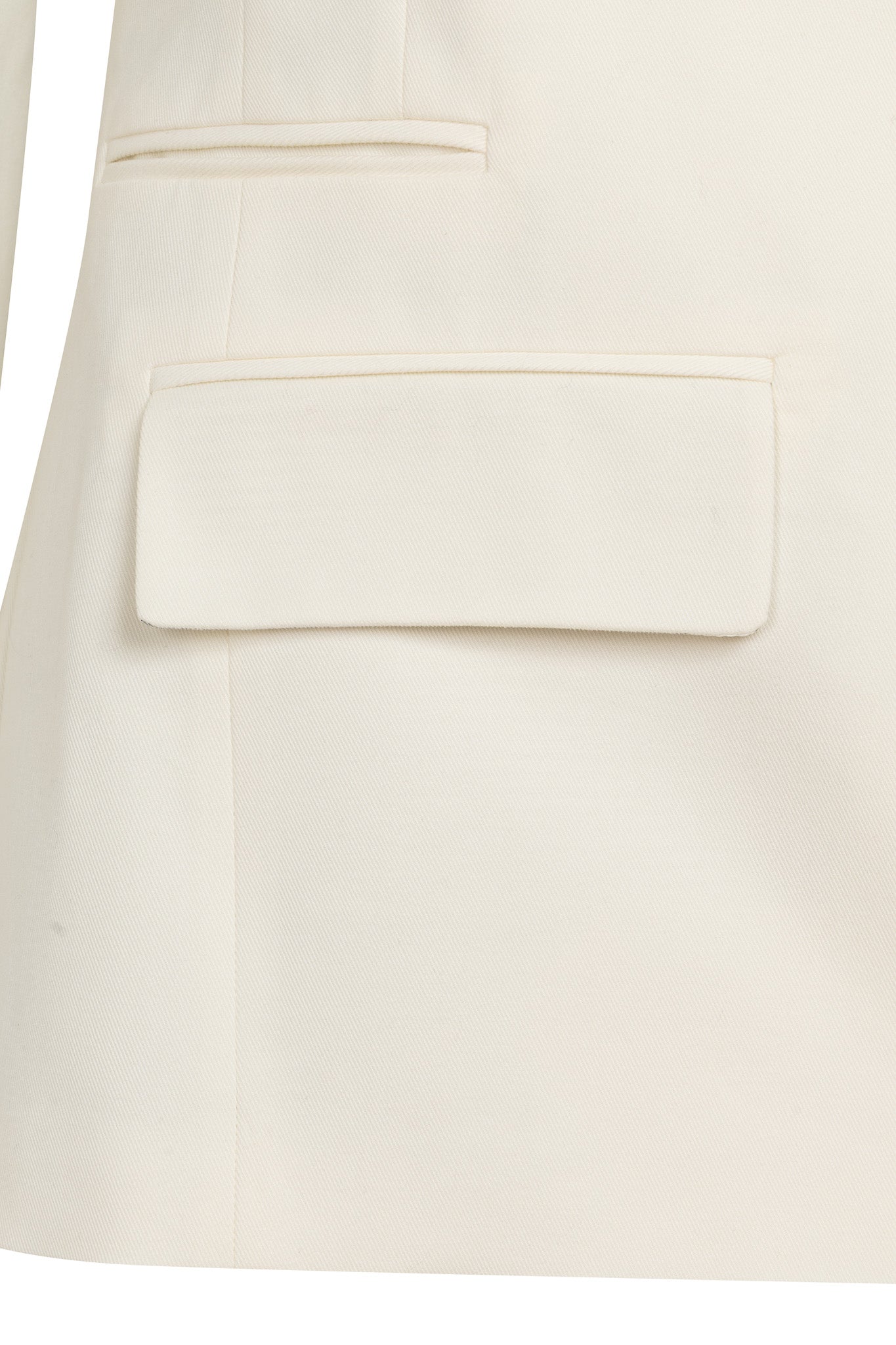 Бяло дамско сако о дънкови бял памучен плат с деконструирана кройка, странично закопчаване и джоб отпред от теадоре