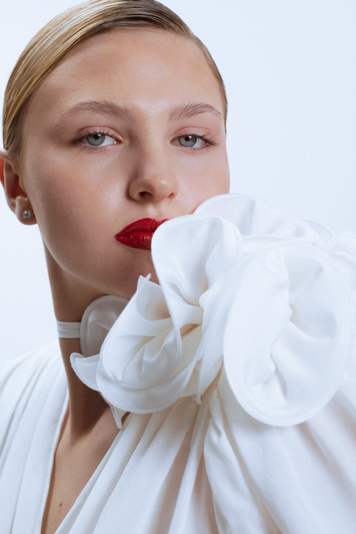 Топ тренд ризата за празниците с 3Д цвете на рамената в бял цвят от българаката модна марка теадореп