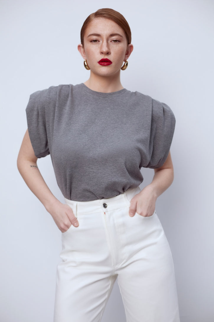 Памучна тениска в сив цвят с подплънки с набор за обемни рамене от 100% памук на българската модна марка теадореп