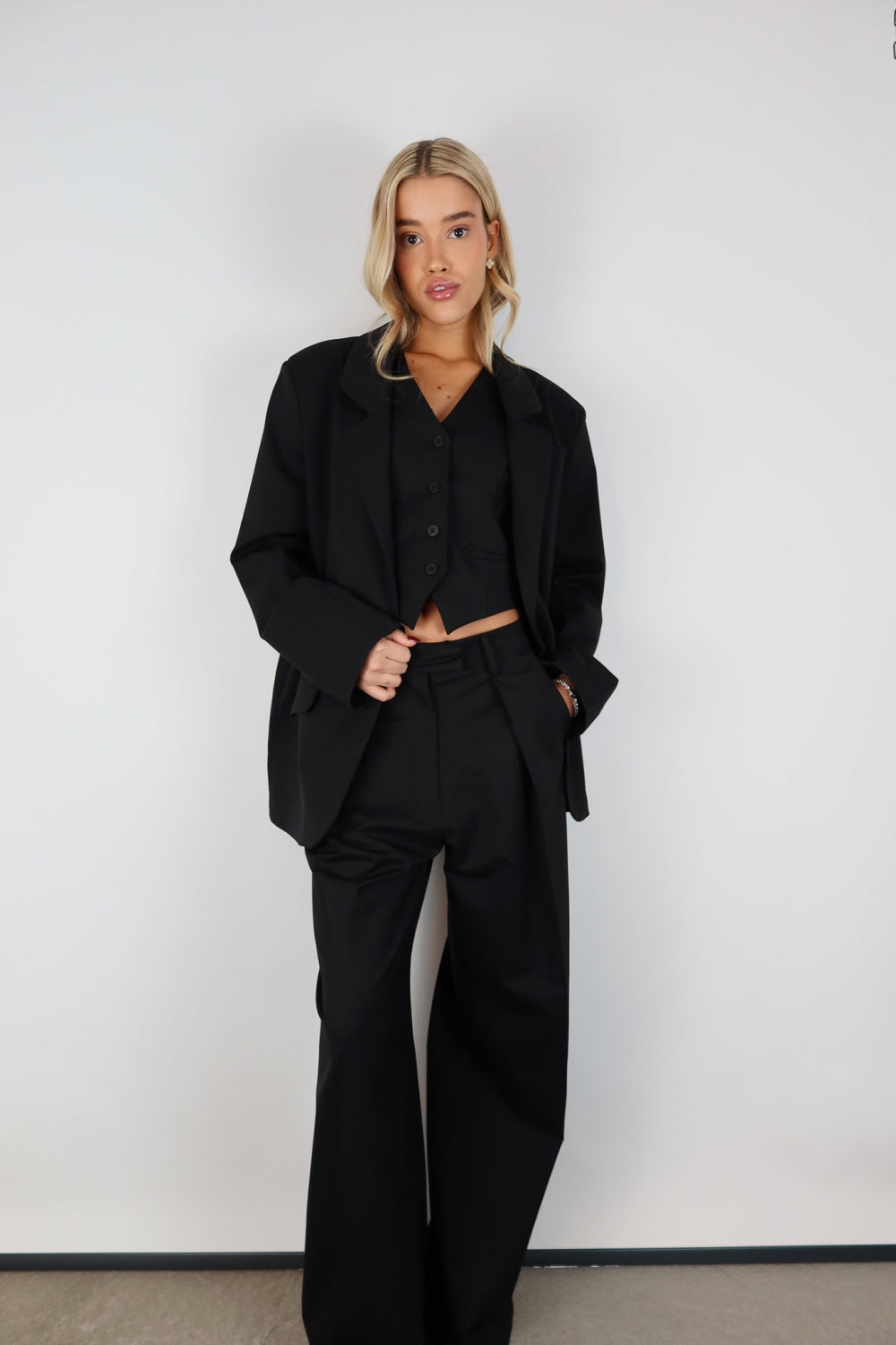 Луксозен панталон от висококачествена вълна в сиво на българската модна марка TeAdore P.