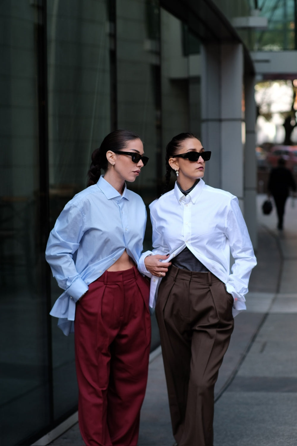 Модерна дамска синя риза с перли на ръкавите teadorep