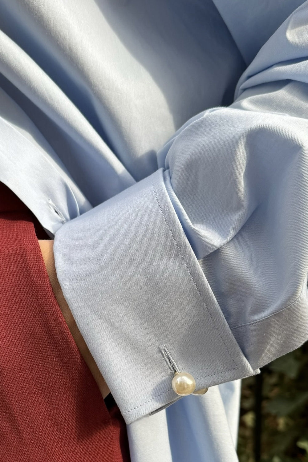 Модерна дамска синя риза с перли на ръкавите teadorep