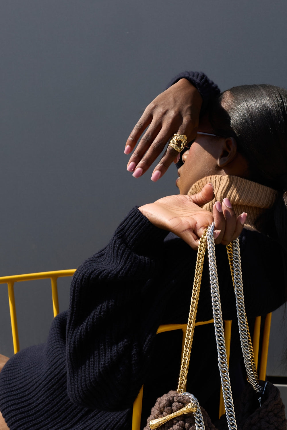 Дамски пуловер в модерния за сезона тъмно син цвят с акцентна бежова яка теадореп