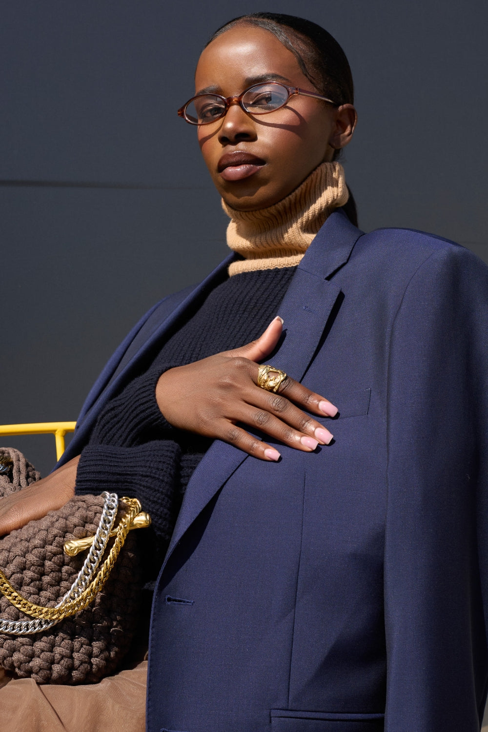 Дамски пуловер в модерния за сезона тъмно син цвят с акцентна бежова яка теадореп