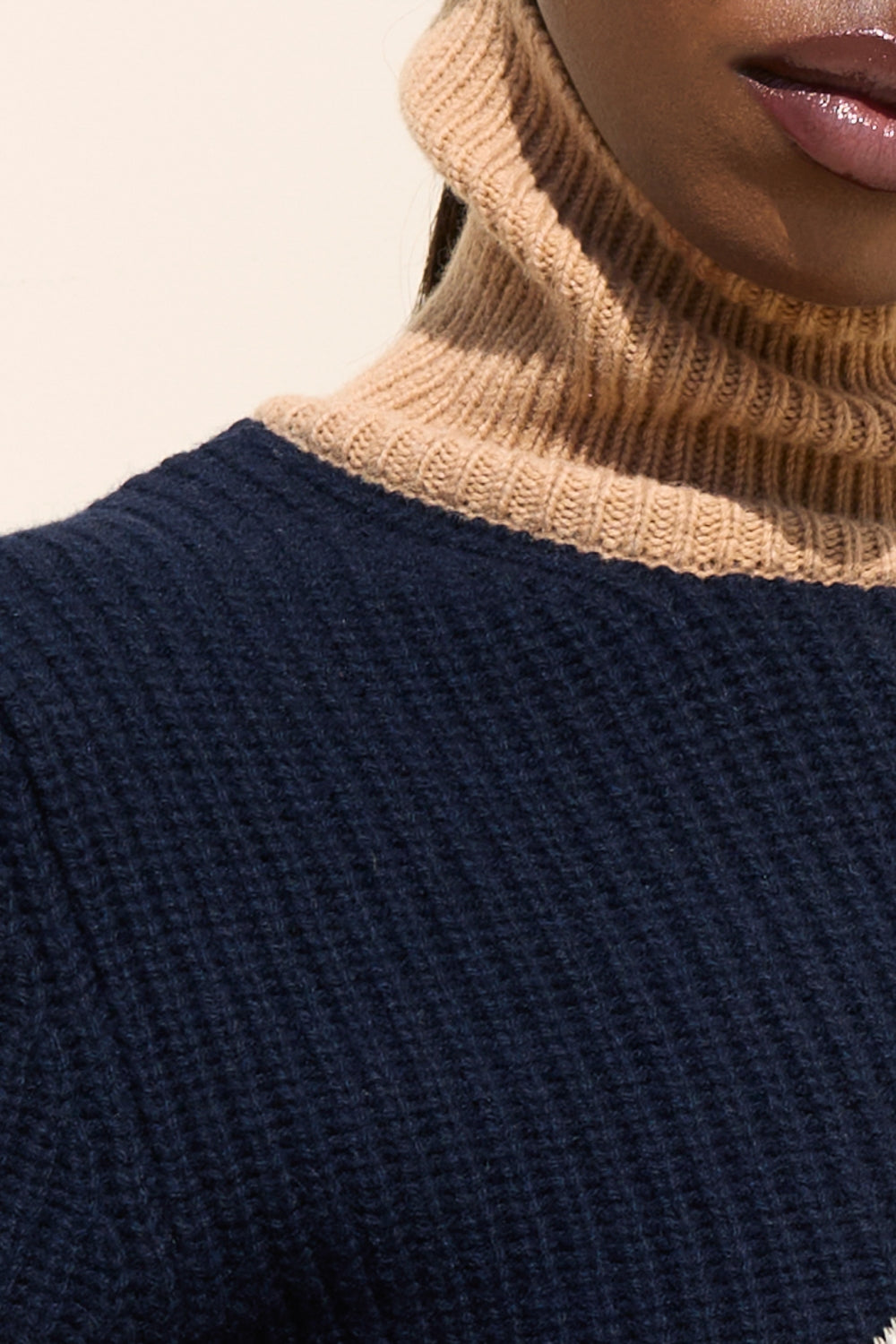 Дамски пуловер в модерния за сезона тъмно син цвят с акцентна бежова яка теадореп