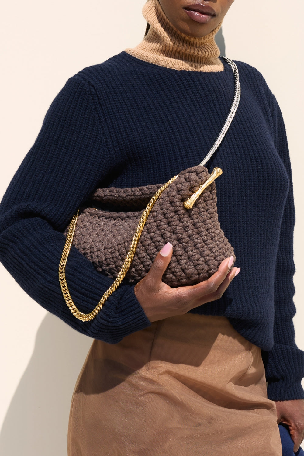 Дамски пуловер в модерния за сезона тъмно син цвят с акцентна бежова яка теадореп