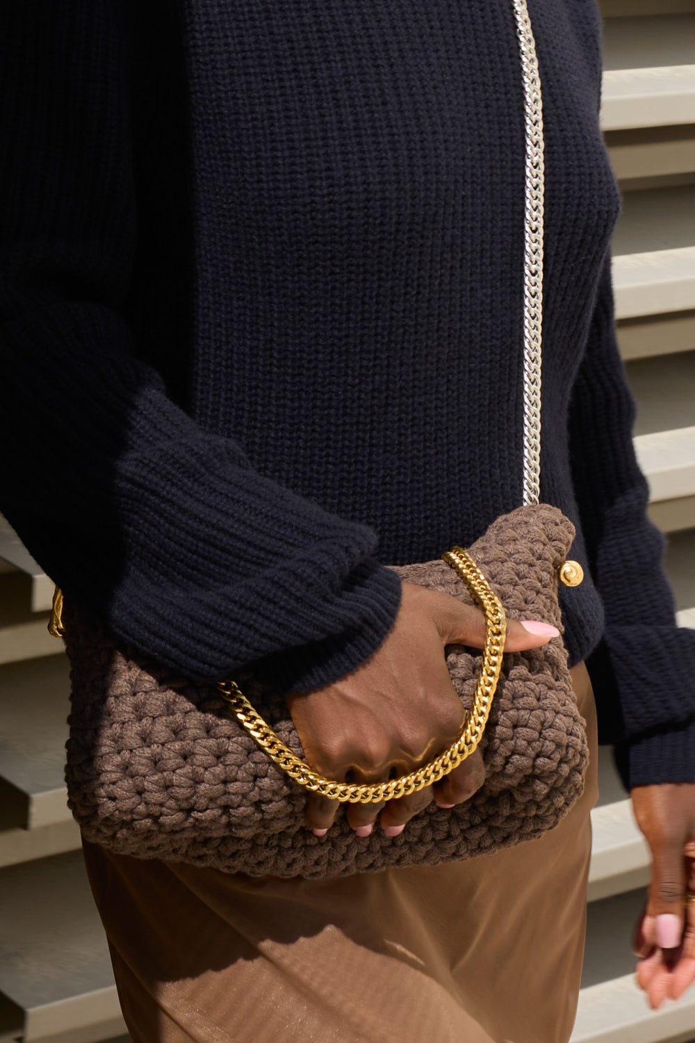 Дамски пуловер в модерния за сезона тъмно син цвят с акцентна бежова яка теадореп