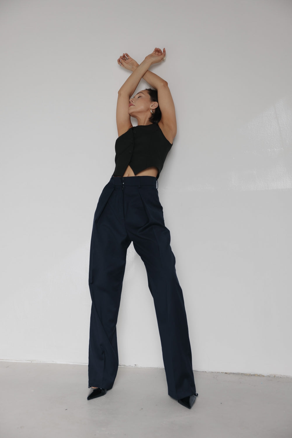 Дамски панталон от тъмно синя вълна на българския моден бранд теадореп