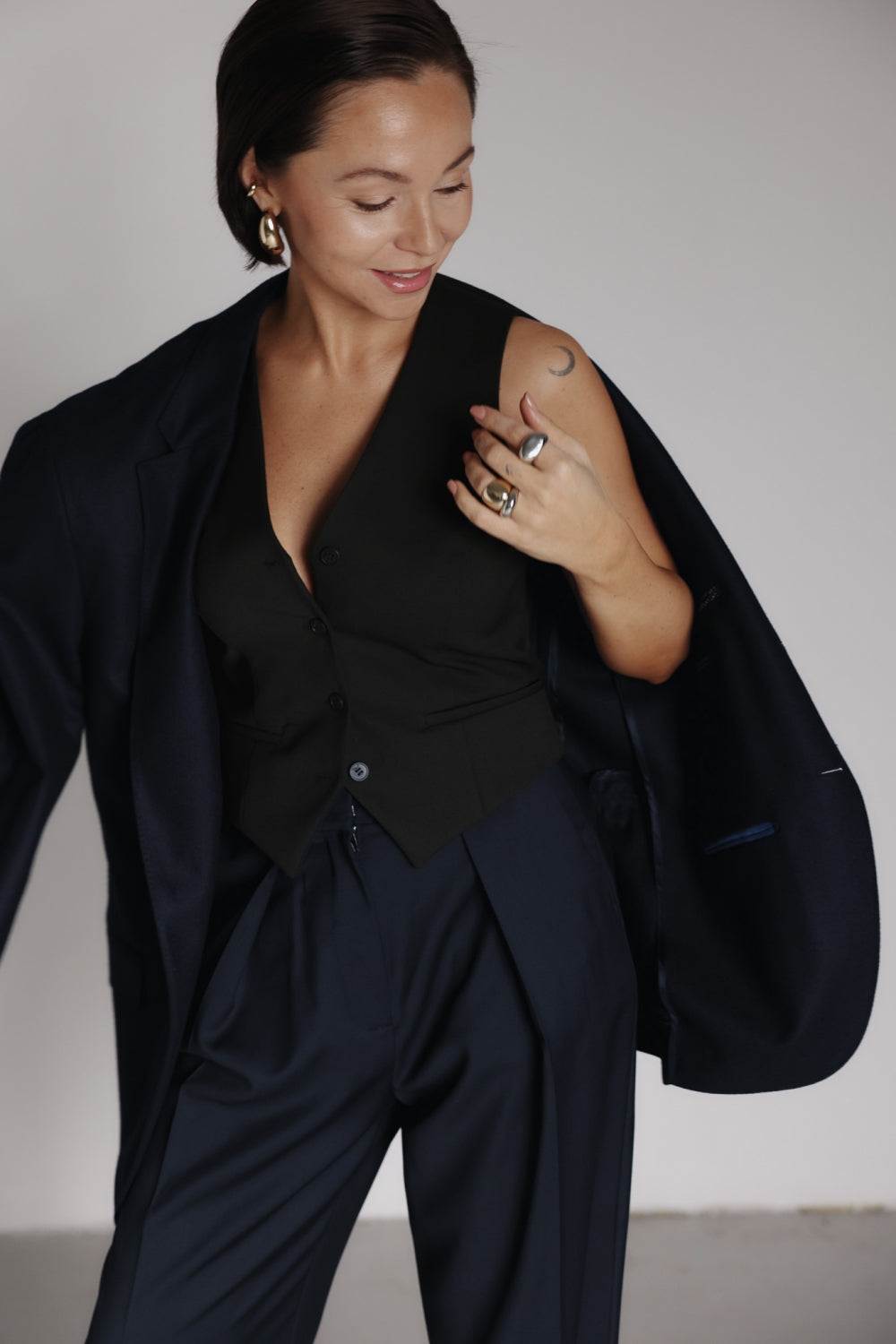 Дамски панталон от тъмно синя вълна на българския моден бранд теадореп