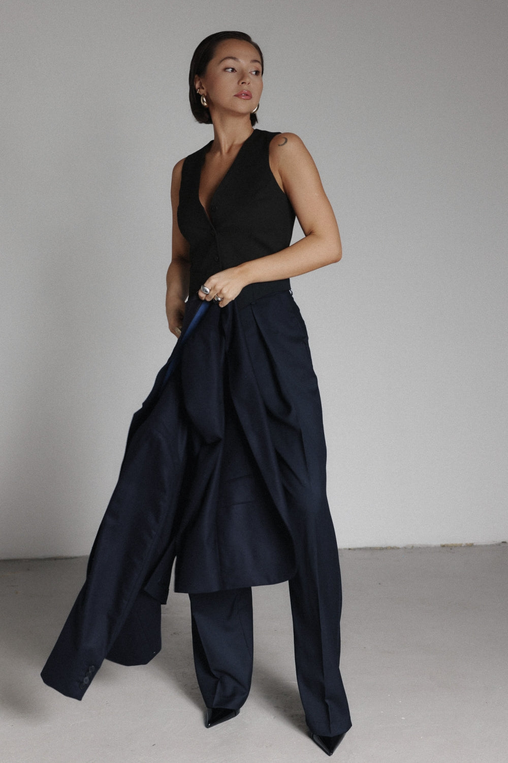 Дамски панталон от тъмно синя вълна на българския моден бранд теадореп