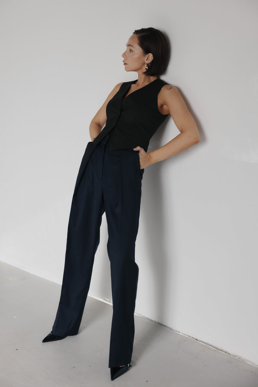 Дамски панталон от тъмно синя вълна на българския моден бранд теадореп