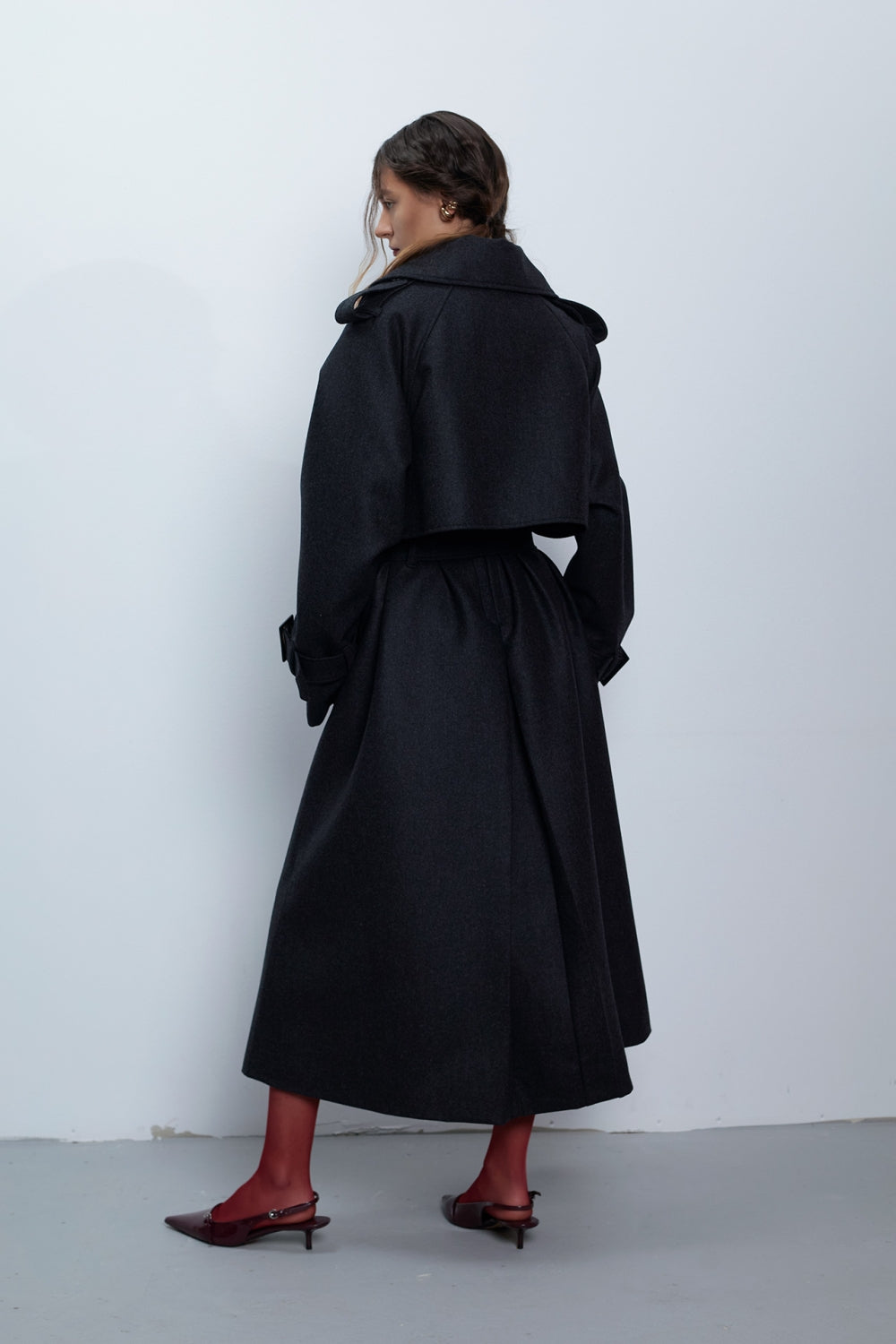 Кашмирен дълъг дамски тренчкот в графитен цвят от българската модна марка теадореп