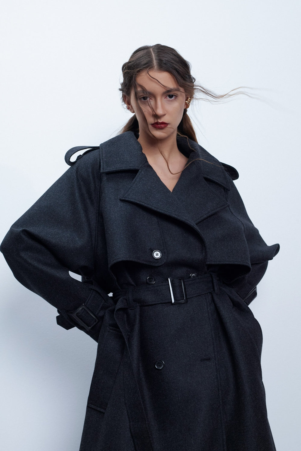 Кашмирен дълъг дамски тренчкот в графитен цвят от българската модна марка теадореп