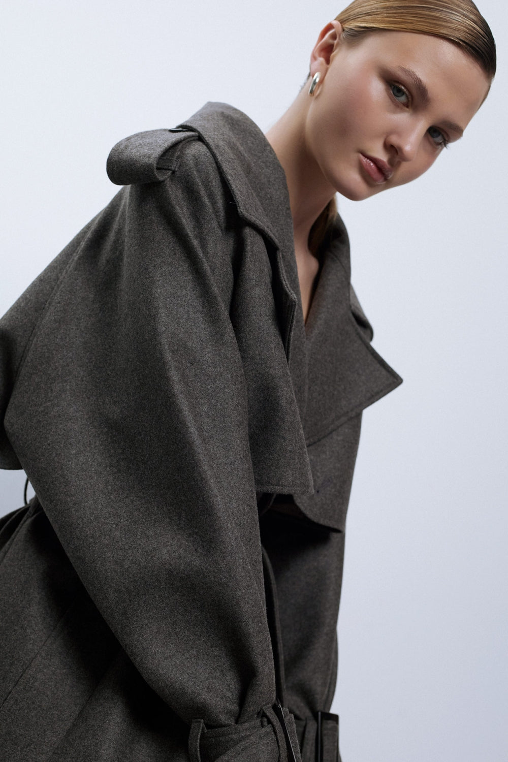 Обемно дамско палто модел тренчкот от кашмир в сиво кафяв цвят на българската модна марка теадореп