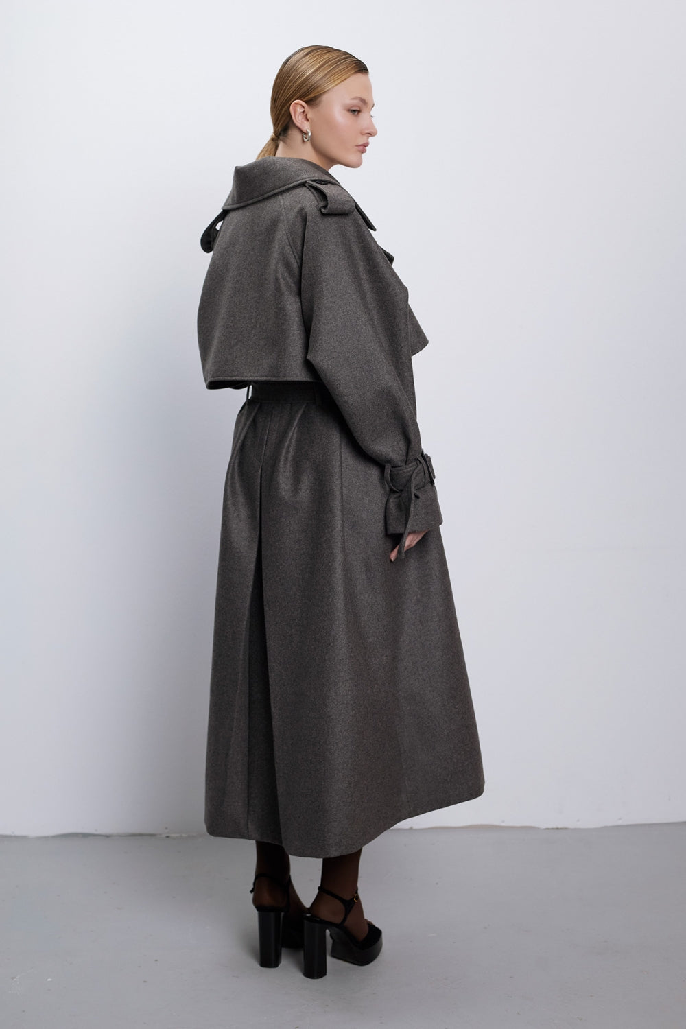 Обемно дамско палто модел тренчкот от кашмир в сиво кафяв цвят на българската модна марка теадореп