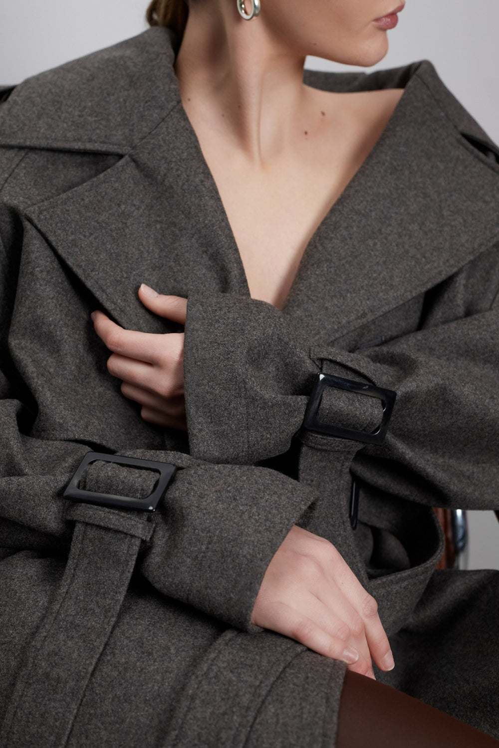 Обемно дамско палто модел тренчкот от кашмир в сиво кафяв цвят на българската модна марка теадореп