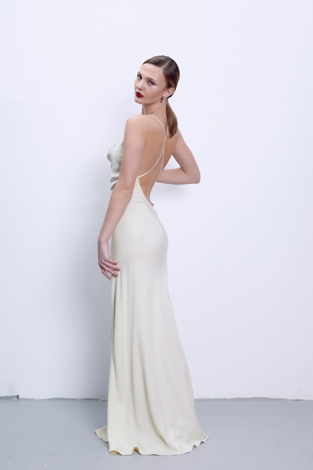 Секси бяла рокля с гол гръб и тънки презрамки на бъларския моден бранд теадореп