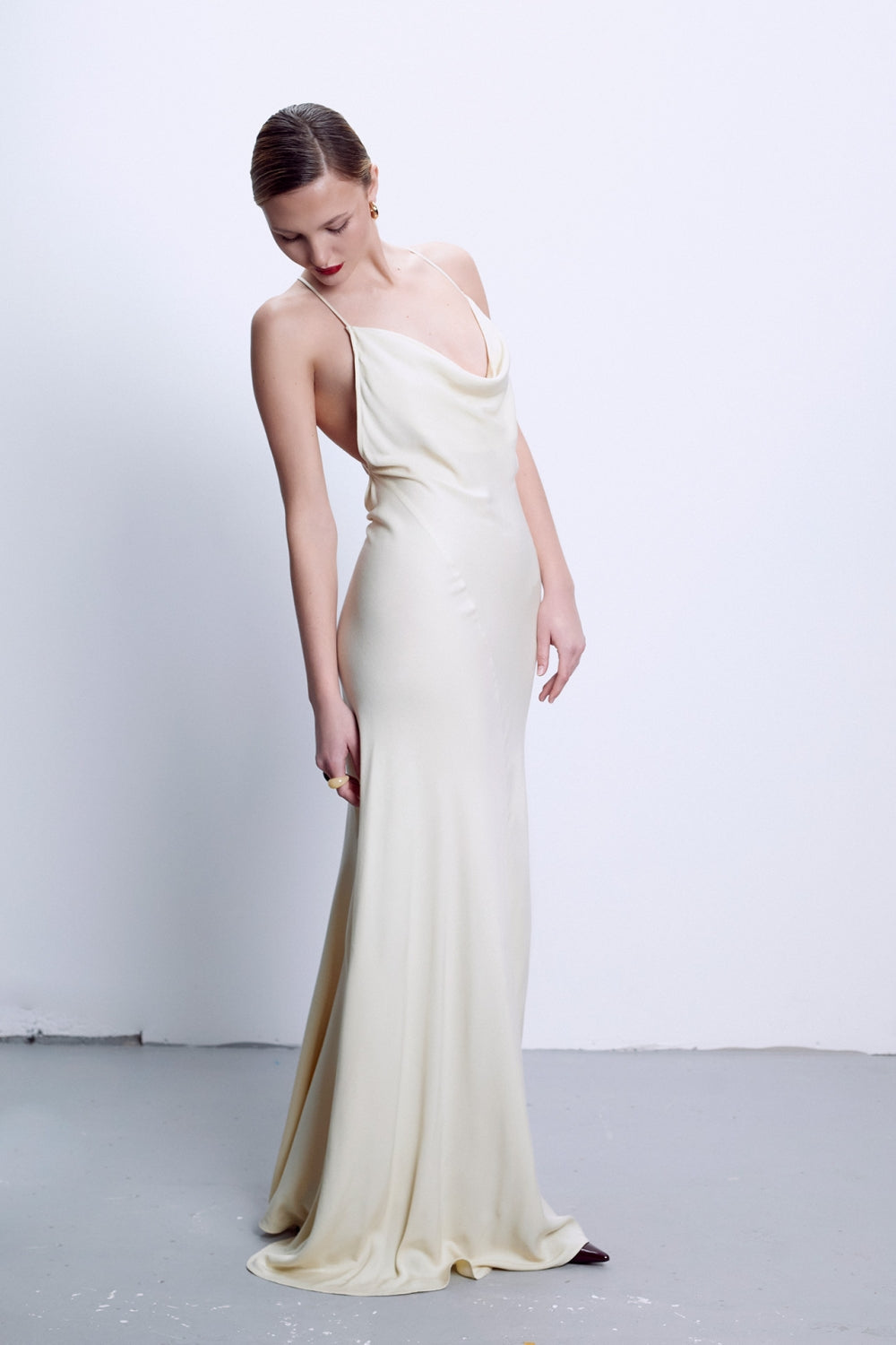 Секси бяла рокля с гол гръб и тънки презрамки на бъларския моден бранд теадореп