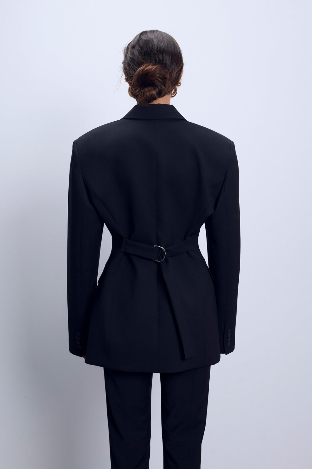 Черно дамско вълнено сако с обемни рамене и стесняване в талията от българската модна марка теадореп