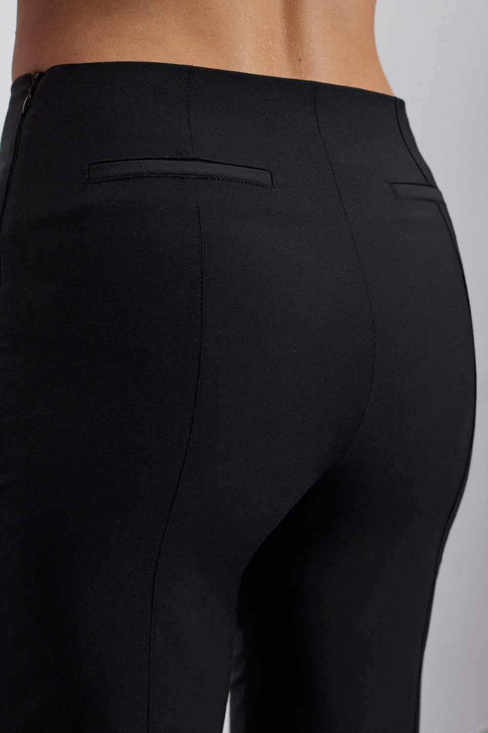 Черен дамски панталон който прави тялото ви да излежда зашеметяващо от вълна от теадореп