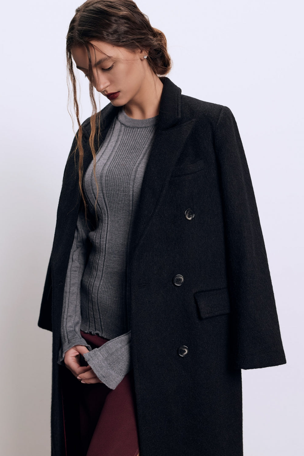 Класическо дамско дълго палто от кашмир в черно на българската модна марка teadore p