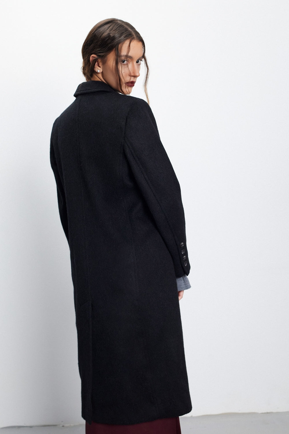 Класическо дамско дълго палто от кашмир в черно на българската модна марка teadore p