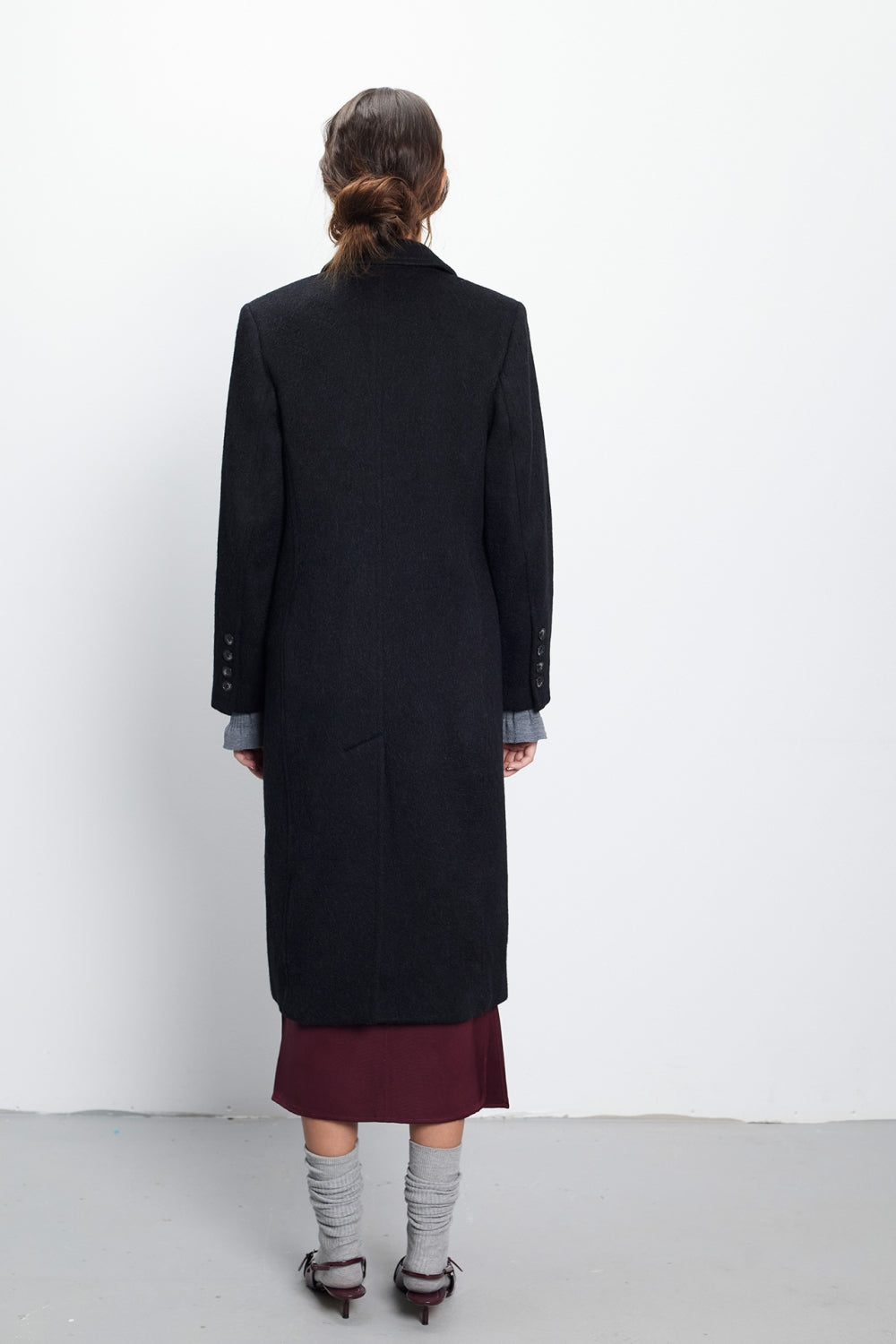 Класическо дамско дълго палто от кашмир в черно на българската модна марка teadore p