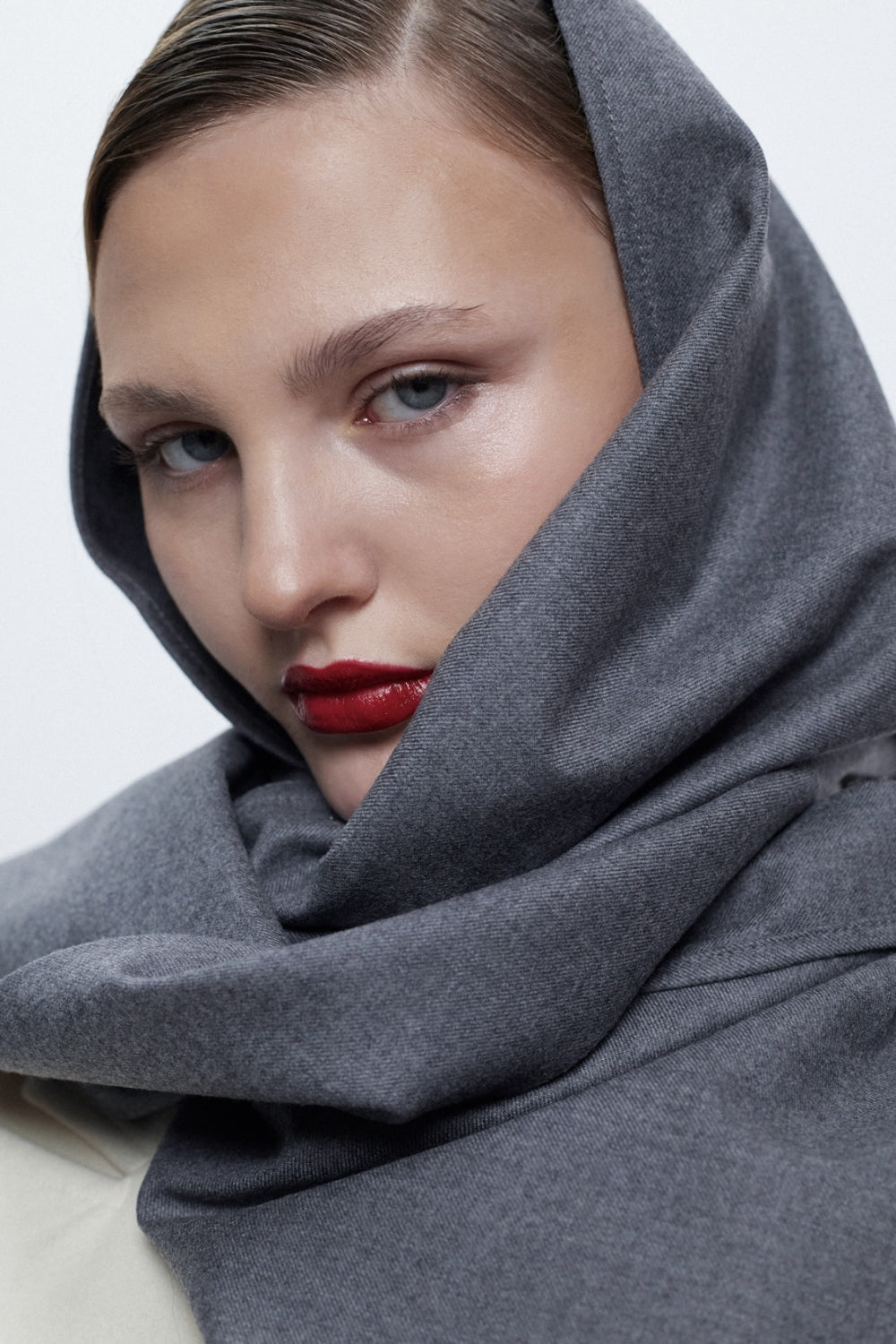 Modern women scarf made of pure cashmere by the Bulgarian fashion brand Teadorep