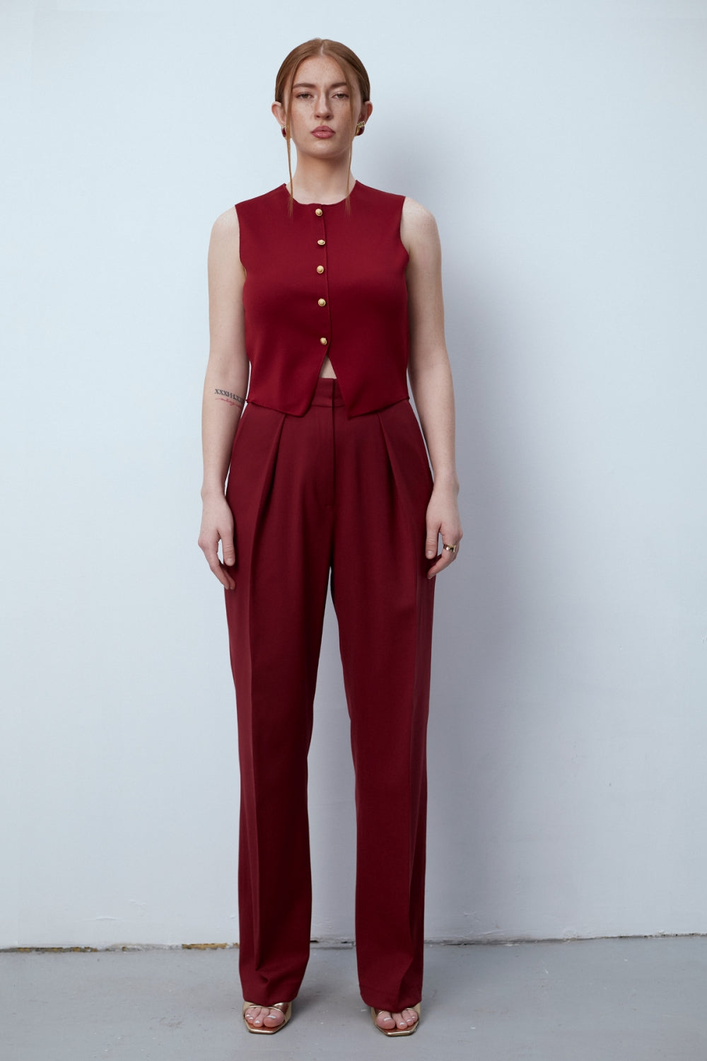 Дамска жилетка без ръкави в тъмно червен цвят със златни копчета на българската модна марка теадореп