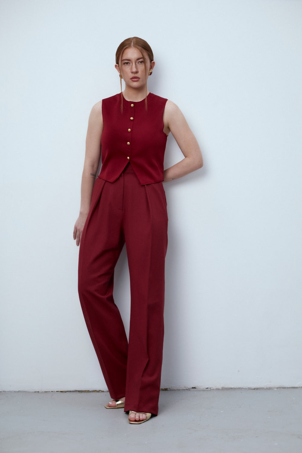 Дамска жилетка без ръкави в тъмно червен цвят със златни копчета на българската модна марка теадореп