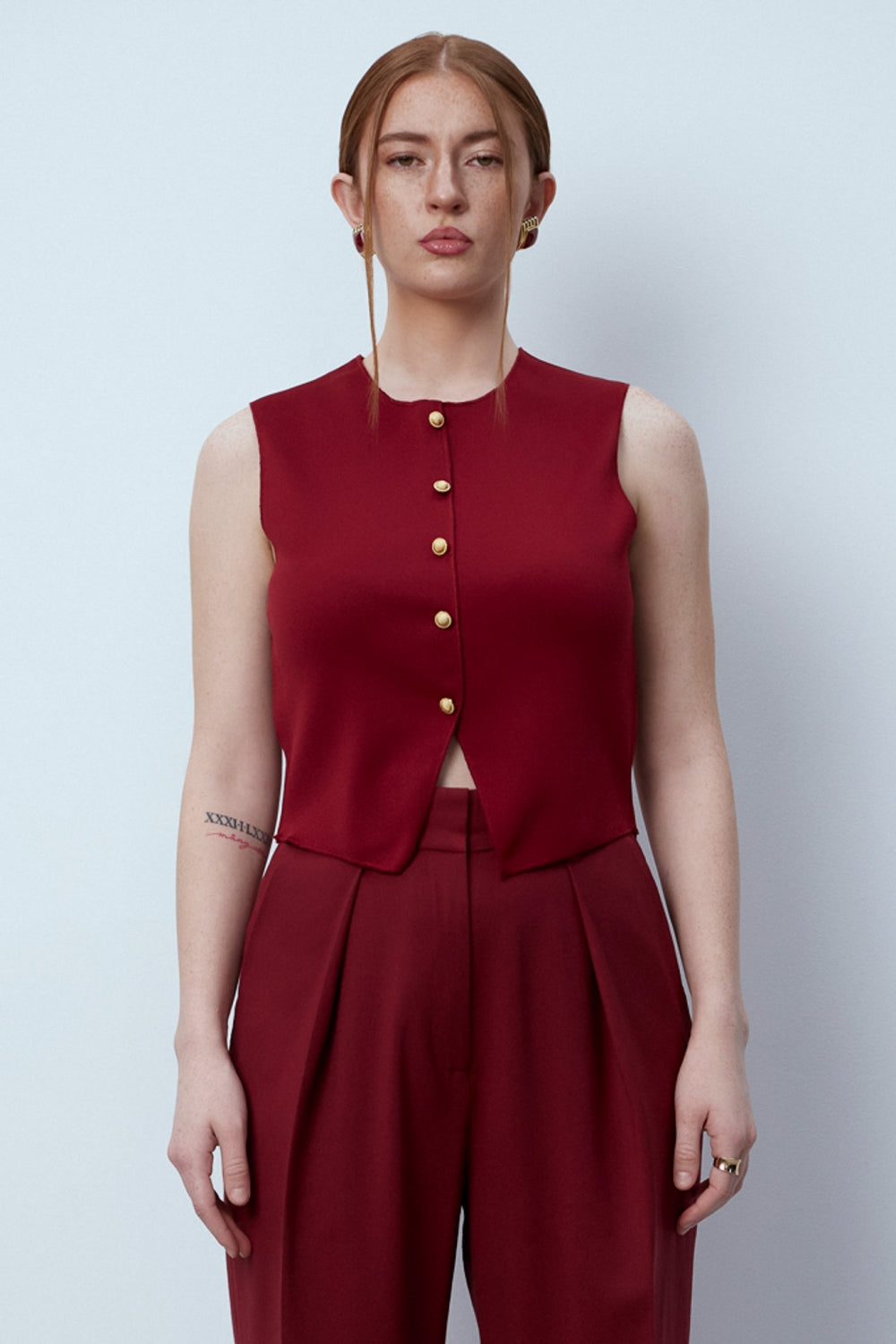 Дамска жилетка без ръкави в тъмно червен цвят със златни копчета на българската модна марка теадореп