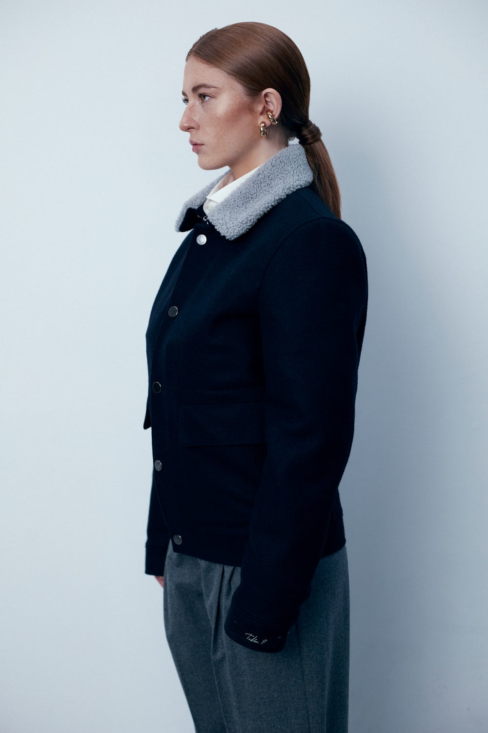 Дамско късо палто от синя вълна и кашмир с естествена яка от българската модна марка теадореп