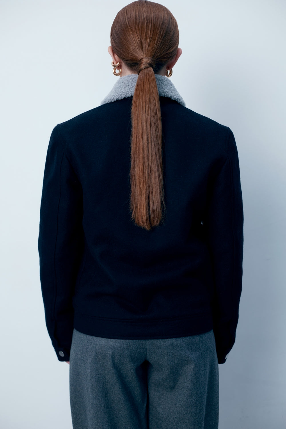 Дамско късо палто от синя вълна и кашмир с естествена яка от българската модна марка теадореп