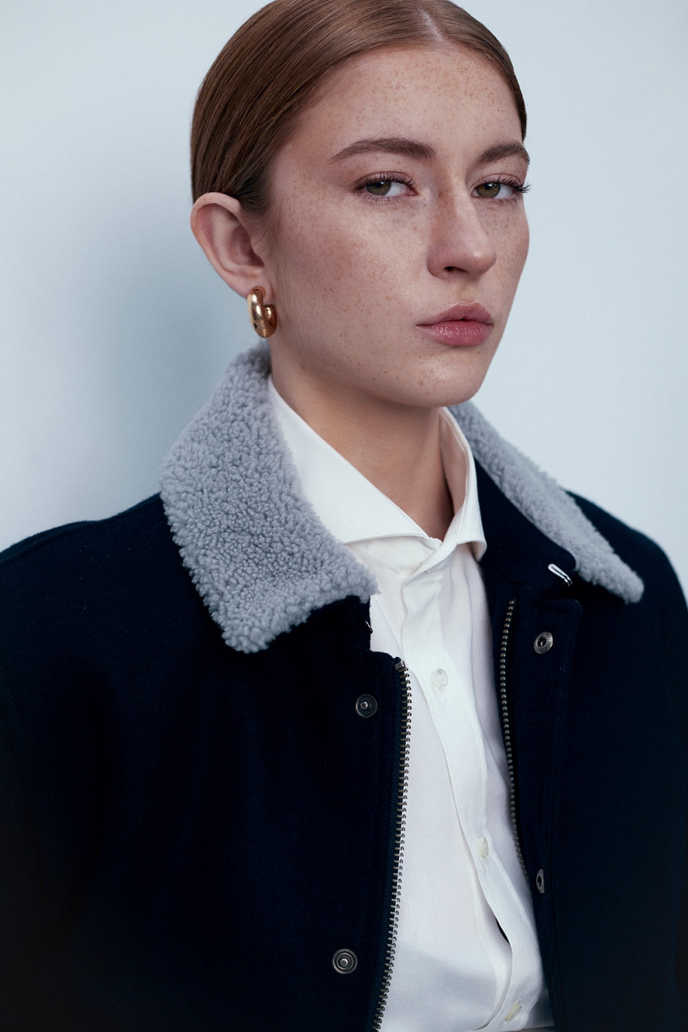 Дамско късо палто от синя вълна и кашмир с естествена яка от българската модна марка теадореп