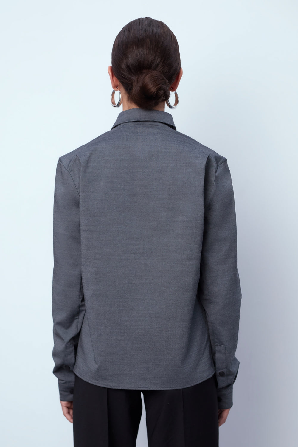 Дамска модерна риза в сиж цвят със скрити копчета и обемен силует от българския моден бранд теадореп