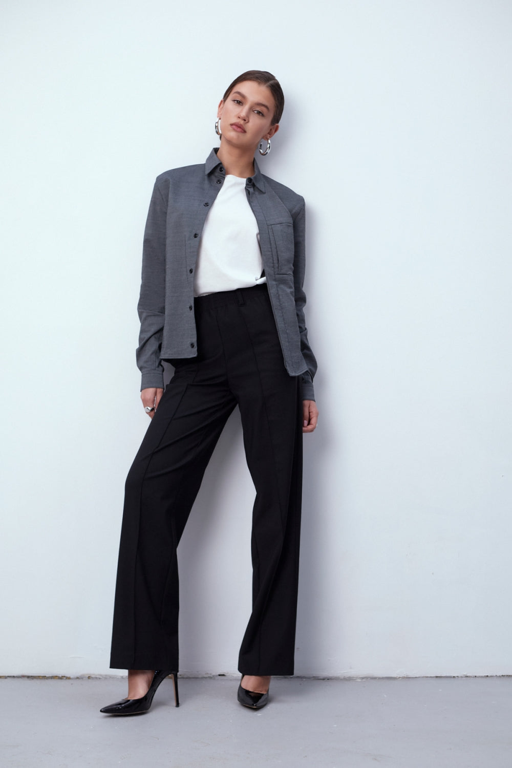 Дамска модерна риза в сиж цвят със скрити копчета и обемен силует от българския моден бранд теадореп