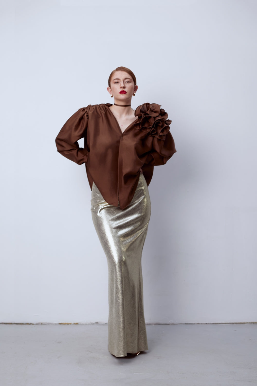 Лъскава златна дълга пола от българския моден бранд теадореп