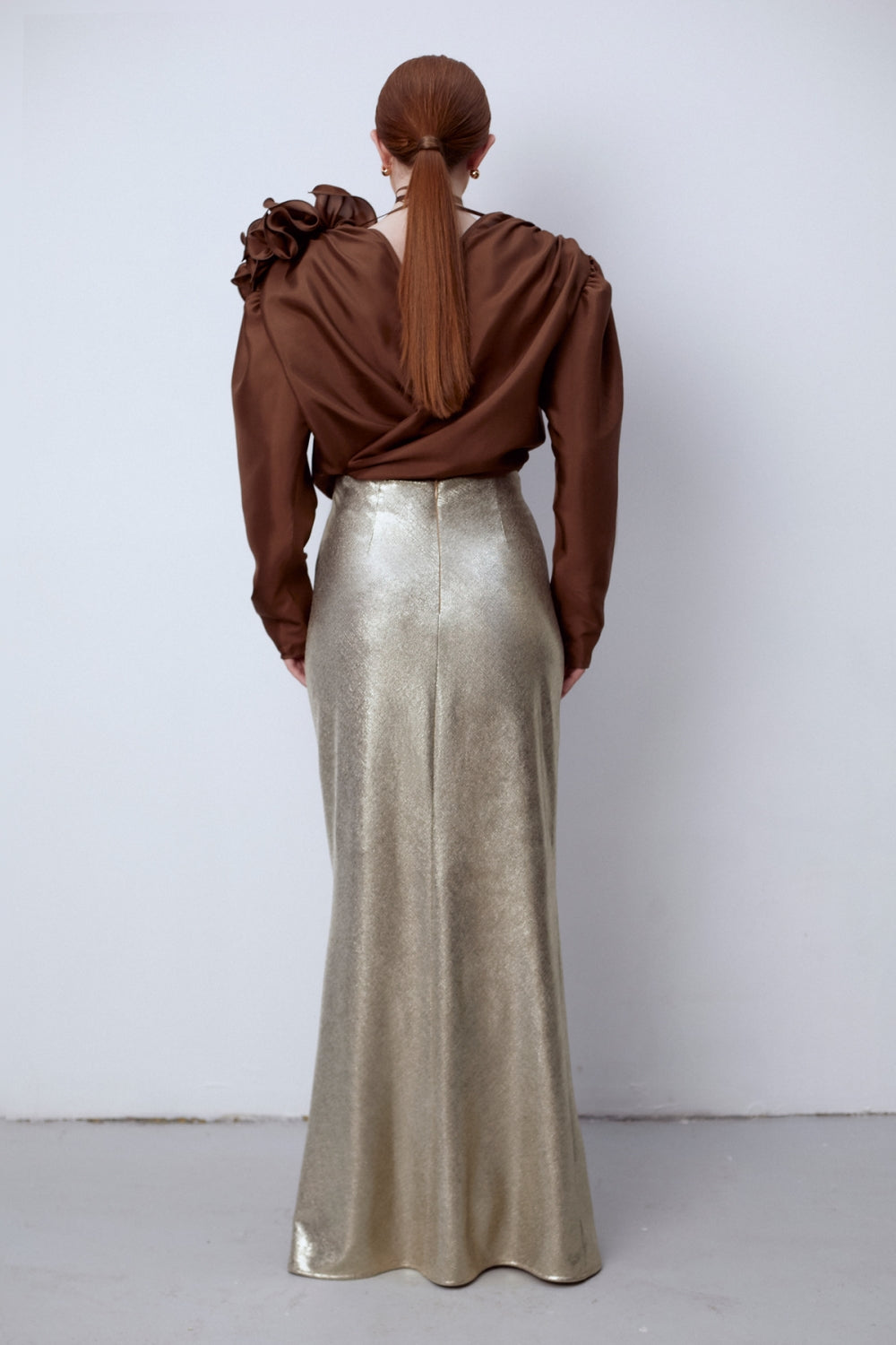 Лъскава златна дълга пола от българския моден бранд теадореп