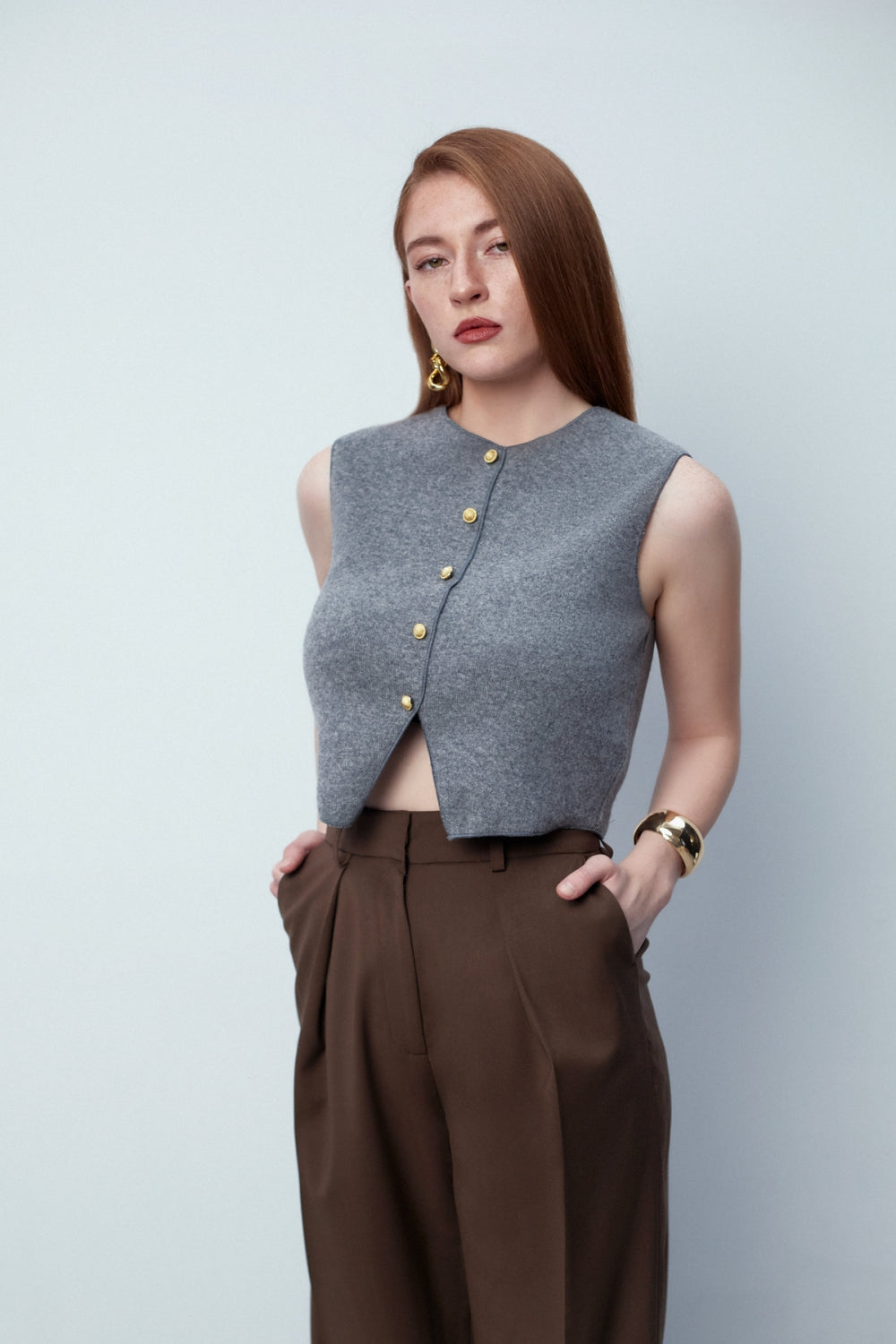 Широк панталон с басти и висока талия в модерния за сезона кафяв цвят 100% вълна  от българския моден бранд теадореп