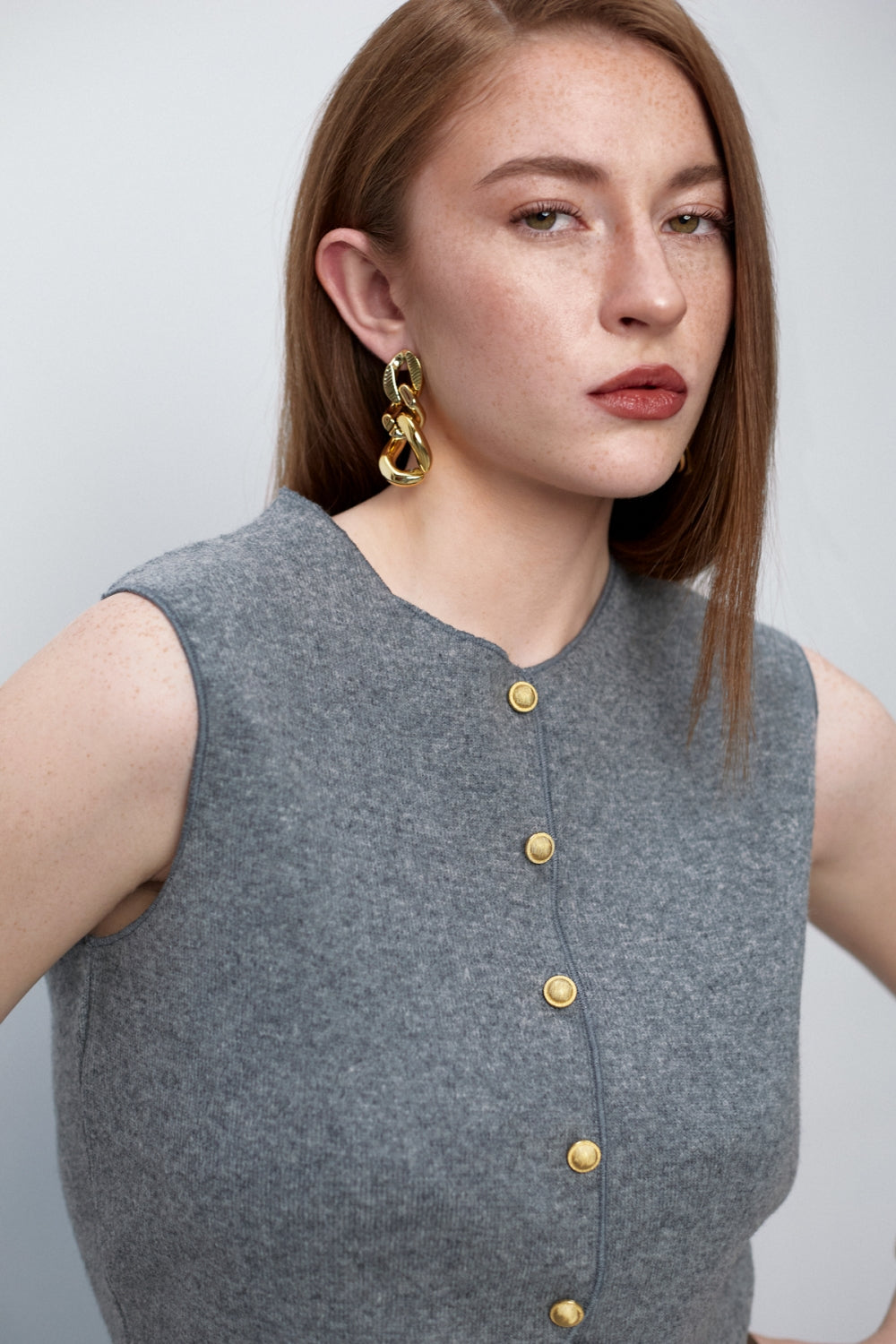 Дамска жилетка без ръкави от сив кашмир и вълна от българската модна марка теадореп