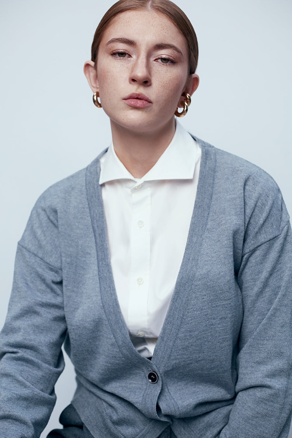 Сива дамска класическа жилетка от 100% вълна в сив цвят от българския моден бранд теадореп