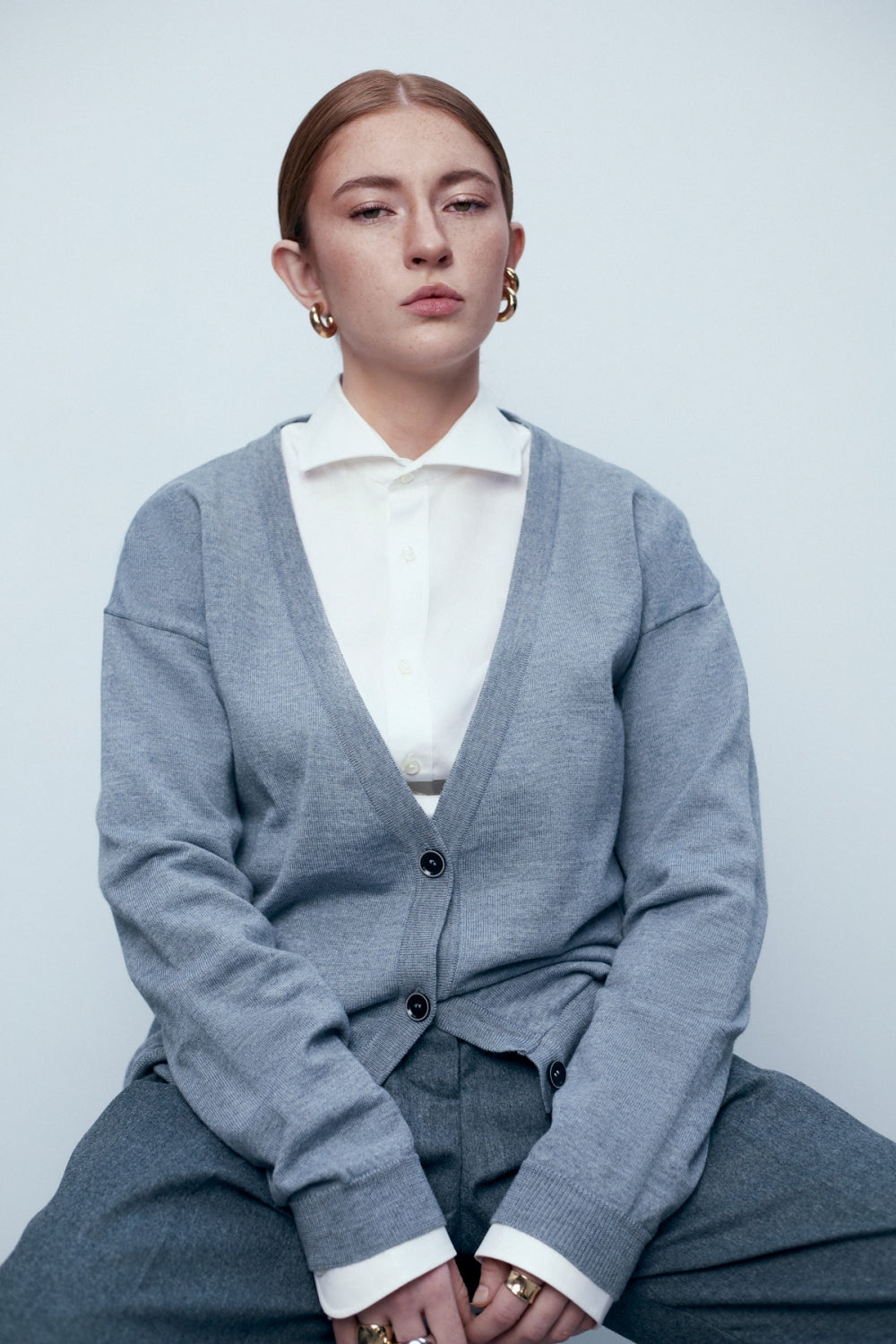 Сива дамска класическа жилетка от 100% вълна в сив цвят от българския моден бранд теадореп