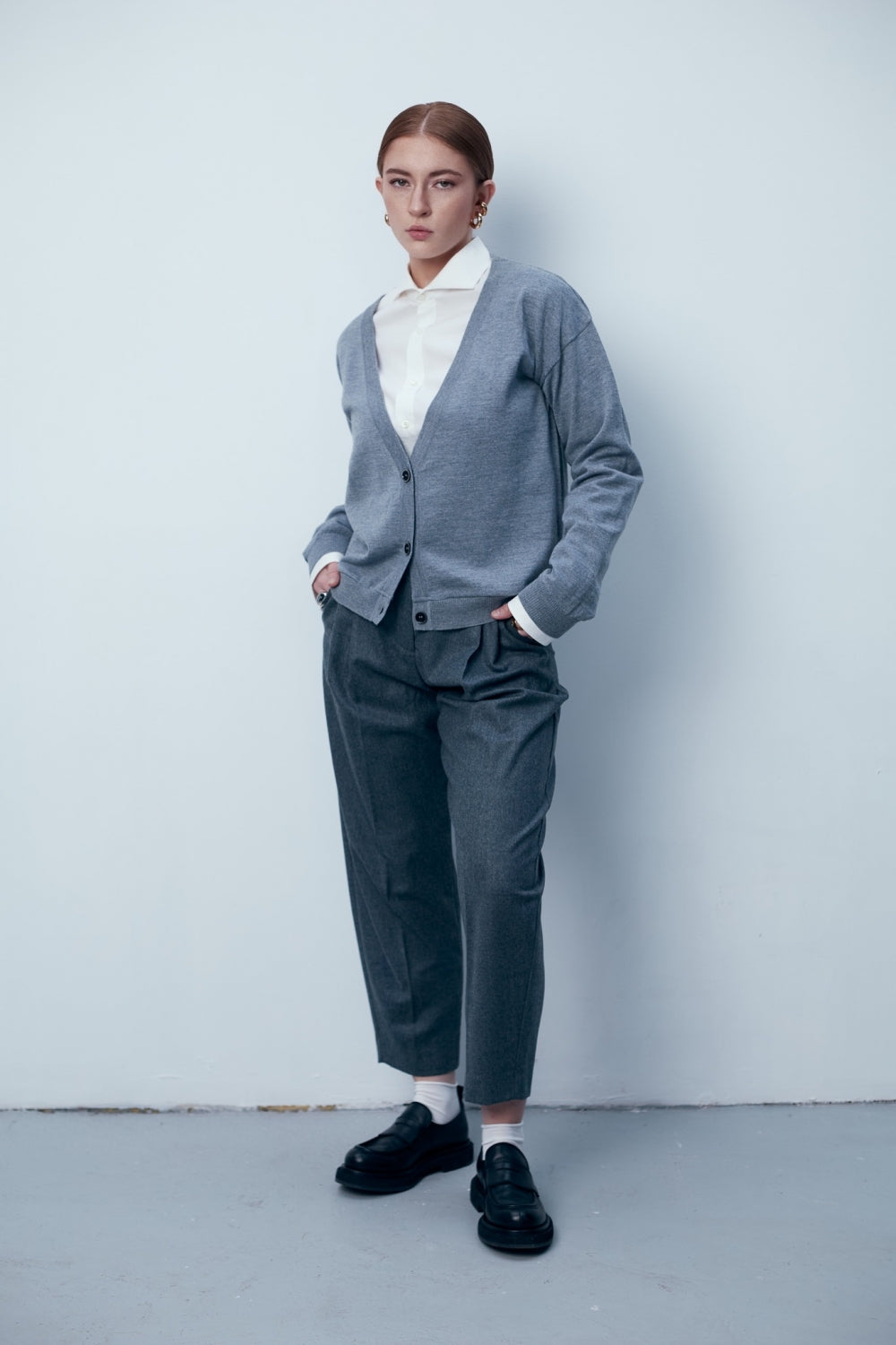 Сива дамска класическа жилетка от 100% вълна в сив цвят от българския моден бранд теадореп