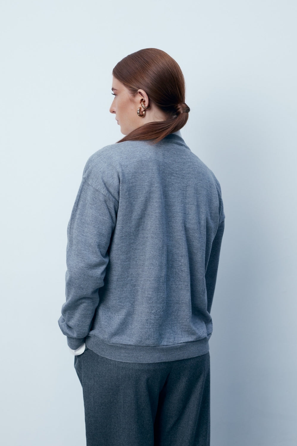 Сива дамска класическа жилетка от 100% вълна в сив цвят от българския моден бранд теадореп