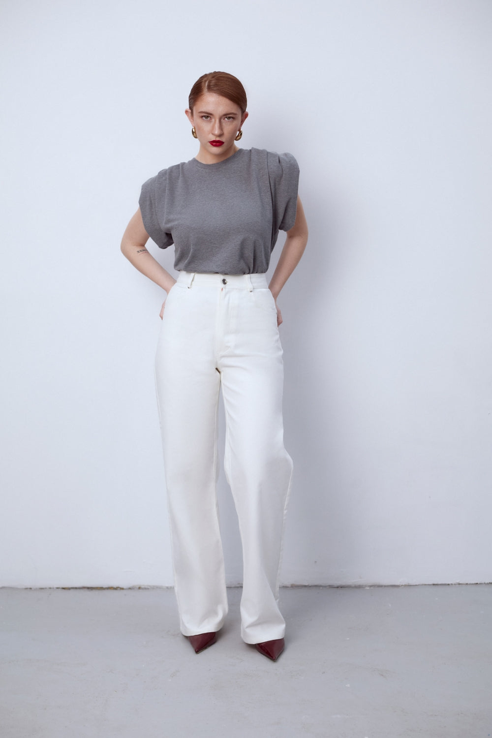 Памучна дамска тениска в сив цвят с подплънки с набор за обемни рамене от 100% памук на българската модна марка теадореп