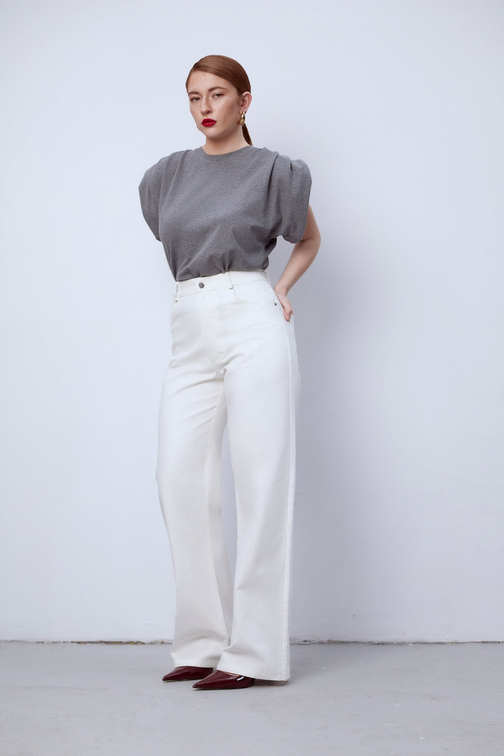 Памучна дамска тениска в сив цвят с подплънки с набор за обемни рамене от 100% памук на българската модна марка теадореп